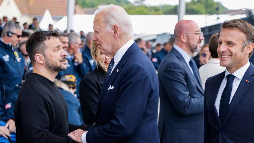 Joe Biden, Volodímir Zelenski y Emmanuel Macron en la playa de Omaha para conmemorar el 80º aniversario del desembarco aliado del Día D.