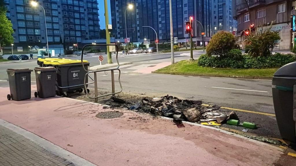 Uno de los contenedores incendiados