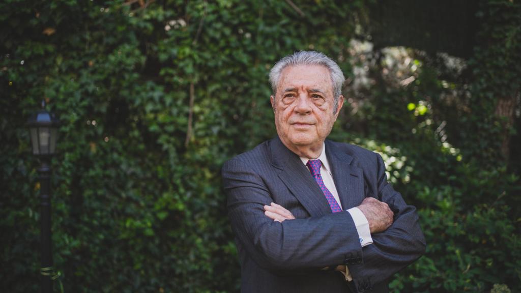 Francisco de Borbón y Escasany, duque de Sevilla, durante la entrevista con EL ESPAÑOL | Porfolio en su domicilio en Puerta del Hierro, Madrid.