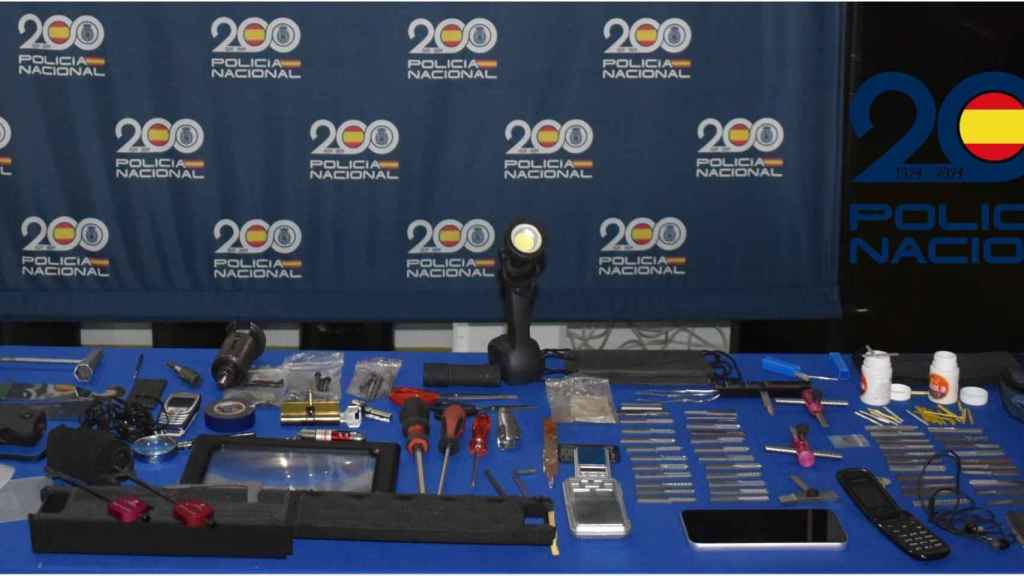 Fotografía de los efectos intervenidos por la Policía Nacional a los dos detenidos.