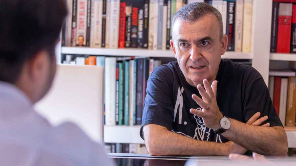 Lorenzo Silva nació en Carabanchel en 1966. Viste una camiseta de Kafka en el centenario del fallecimiento del escritor.