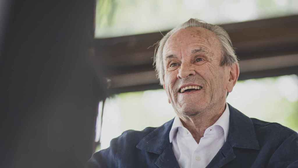 Antonio Hernández Mancha comenzó su carrera política en Andalucía, aunque nació en Cáceres y creció en Madrid.