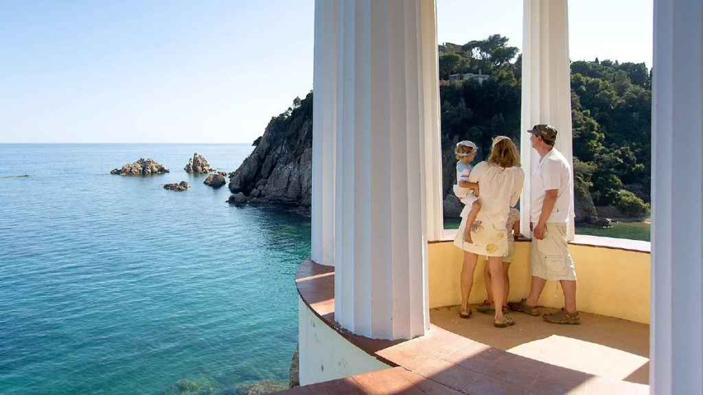 Una familia haciendo turismo en Blanes.