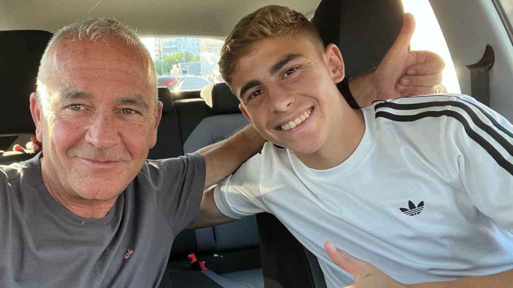 El jugador del FC Barcelona, Fermín en una clase práctica con Germán.