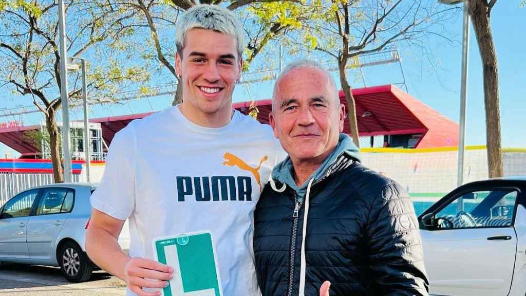 El jugador del FC Barcelona, Marc Guiu, tras aprobar el carnet de conducir.
