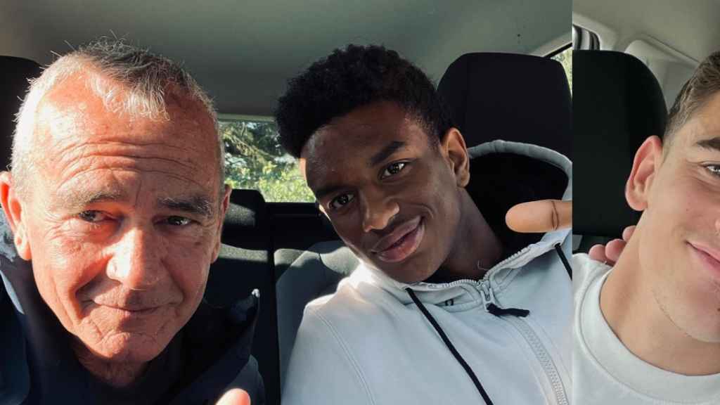 Los jugadores del FC Barcelona, Balde y Gavi, sacándose el permiso de conducción.