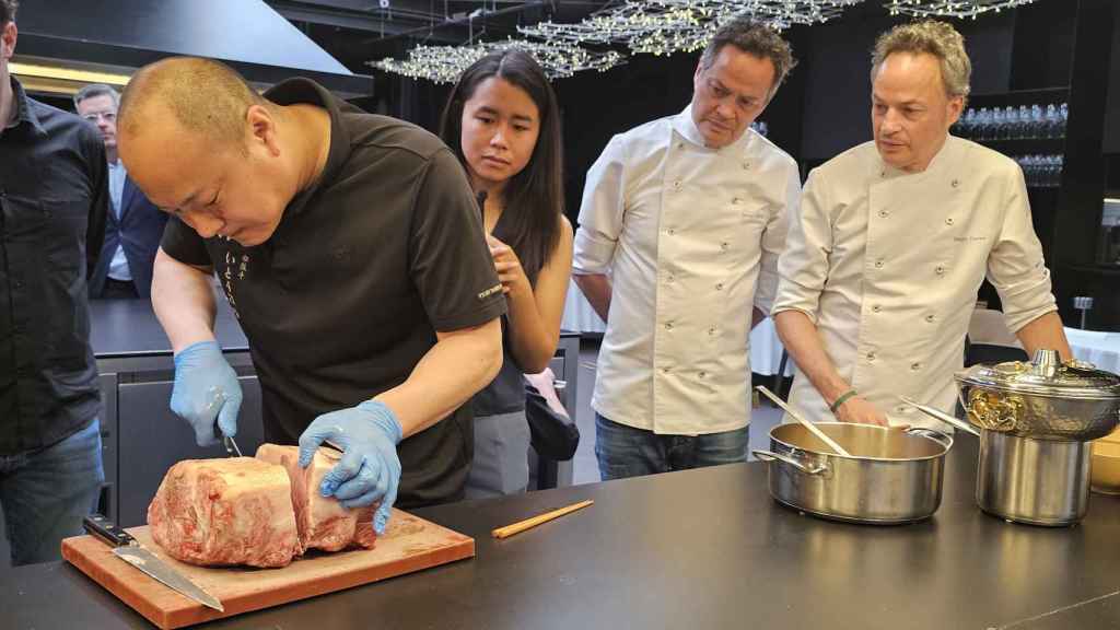 Hiro Ito, cortando la carne en Barcelona ante la atenta mirada de los hermanos Torres.