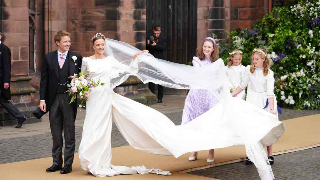 El impresionante vestido de la novia, a su salida de la iglesia.