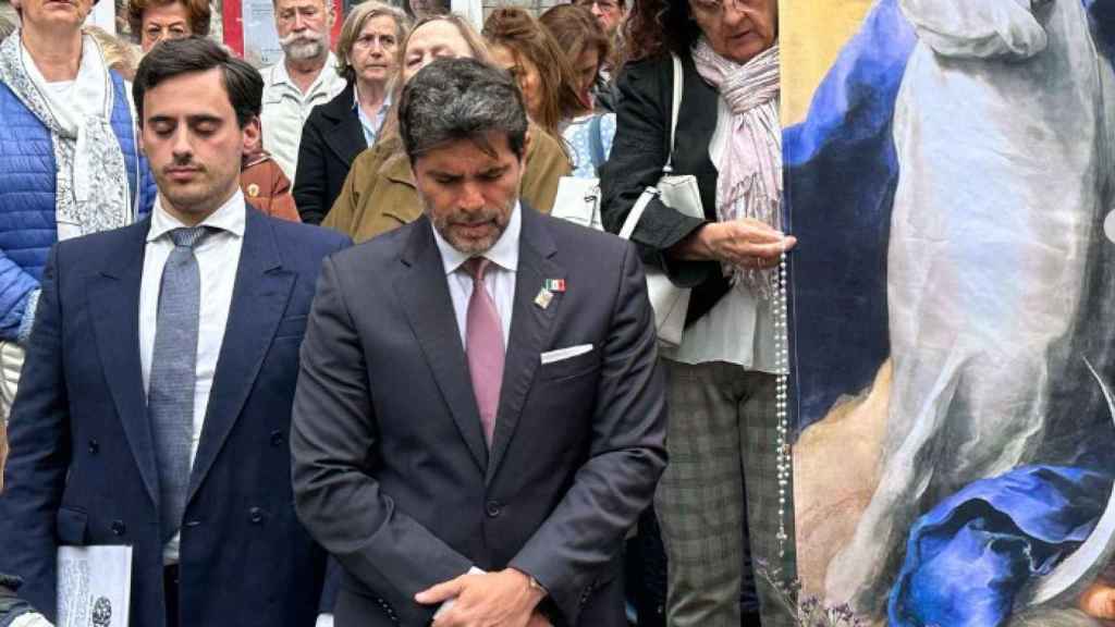 José Andrés reza junto al líder ultraconservador mexicano, Eduardo Verástegui, en Ferraz.