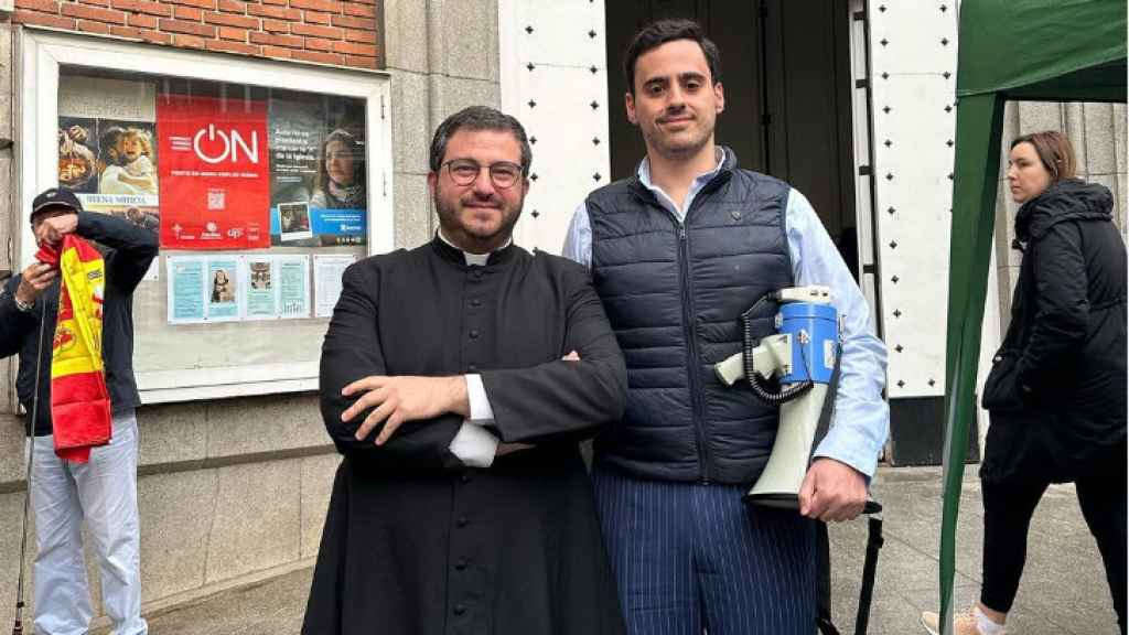 José Andrés, megáfono en mano, posa en el Santuario del Inmaculado Corazón de María (Ferraz) junto a Francisco Torres, sacerdote de La Sacristía de La Vendée.