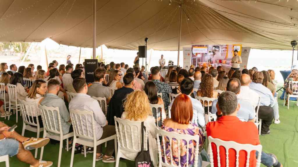 La carpa que se colocó estaba llena de asistentes