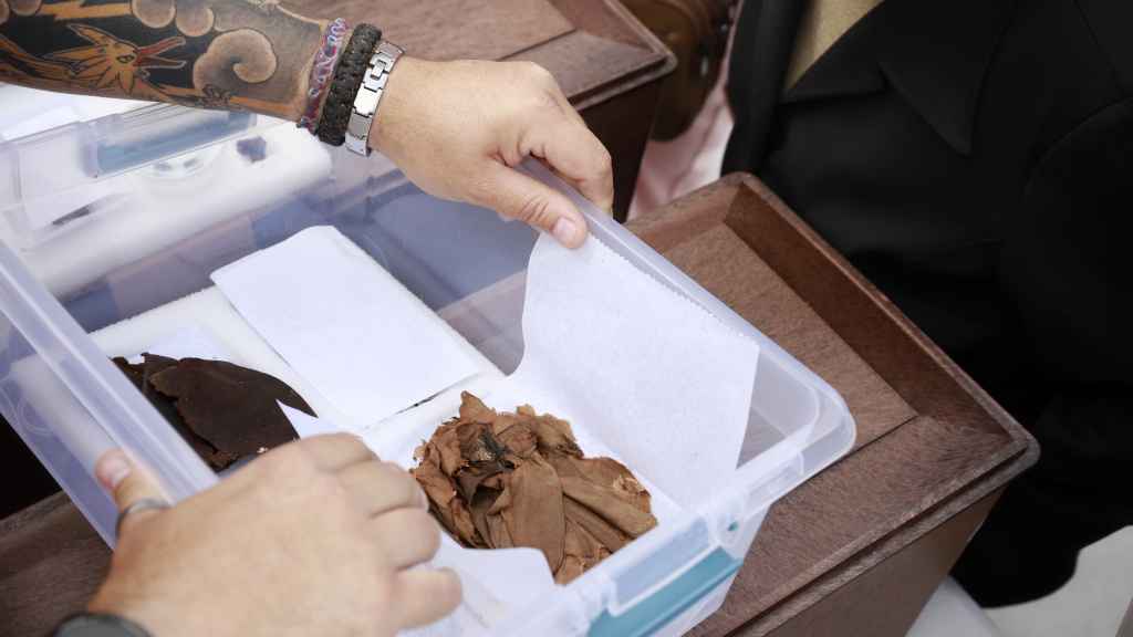 Restos de tejidos encontrados en la fosa que también entregaron a la familia de José