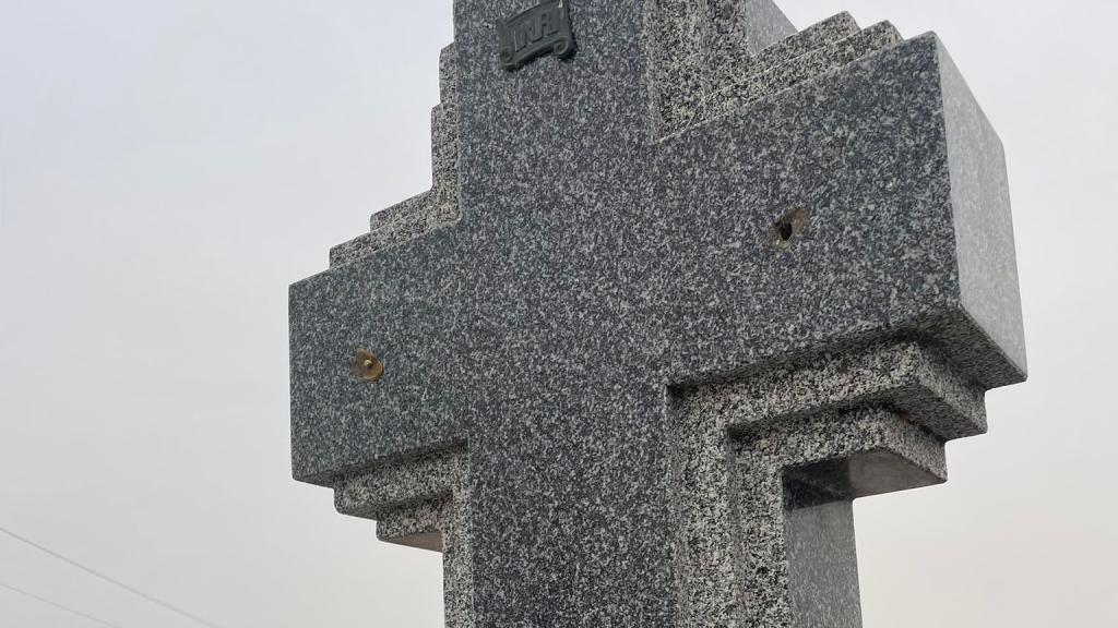 Los ladrones han arrancado los crucifijos metálicos de decenas de lápidas.