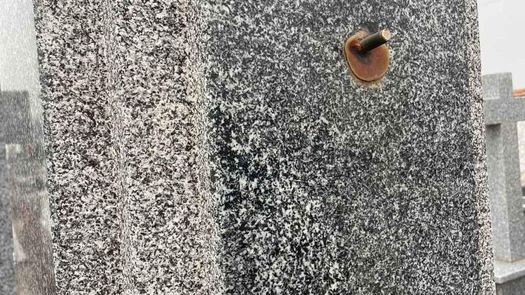 Otro crucifijo arrancado.