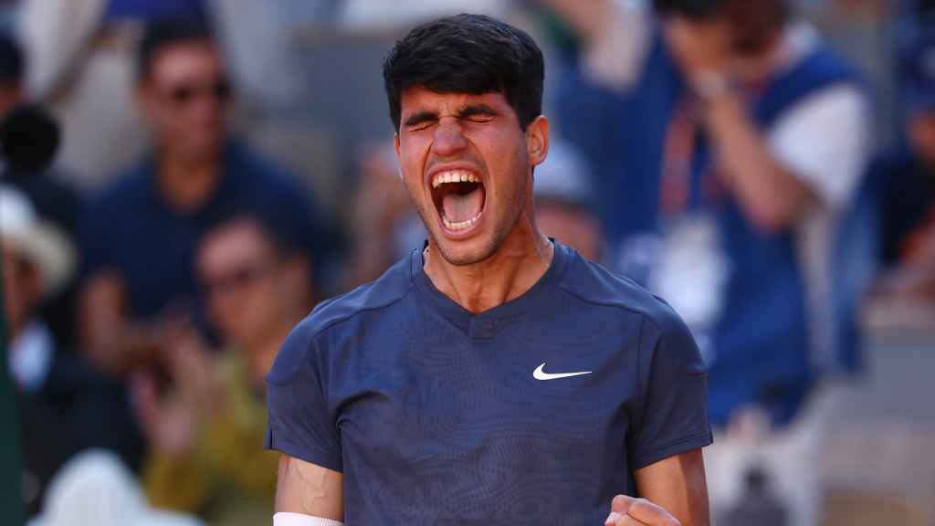 Carlos Alcaraz celebra su victoria frente a Jannik Sinner en las semifinales de Roland Garros.