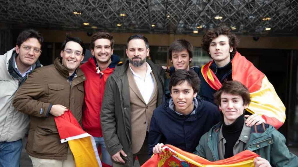 Santiago Abascal rodeado de jóvenes tras un mitin