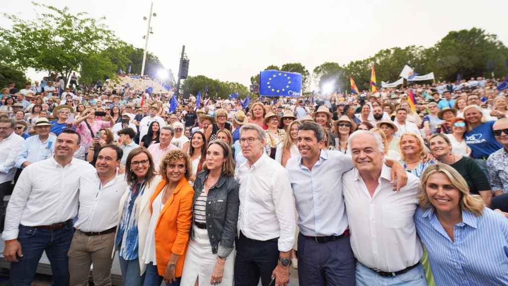 Feijóo junto a los dirigentes del PP en el cierre de campaña este viernes en Valencia