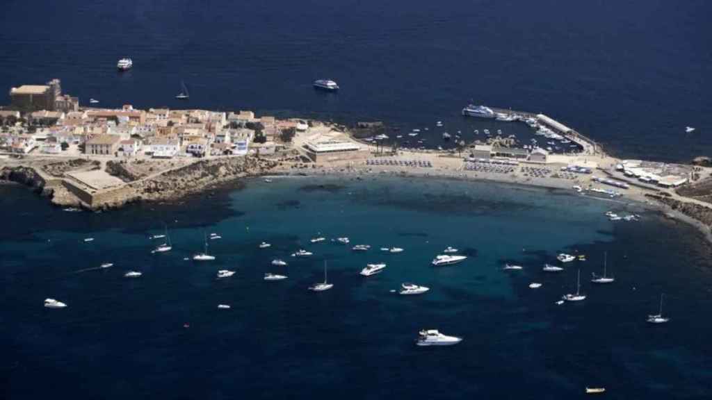 La isla de Tabarca, a tres millas de la ciudad de Alicante.