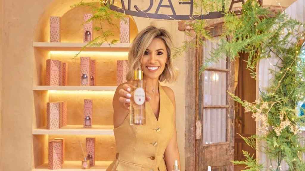 Nuria López con uno de los productos.