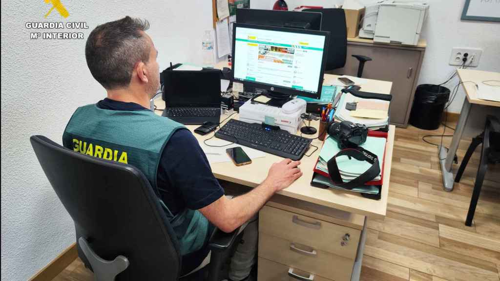 Los agentes investigando los robos en furgonetas