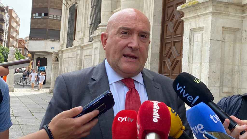 El alcalde de Valladolid, Jesús Julio Carnero, atendiendo a los medios