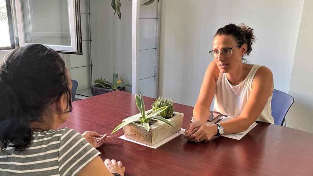 La psicóloga Lourdes Abarquero durante una charla