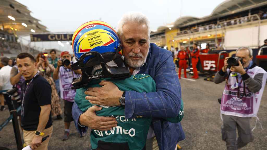 Lawrence Stroll abrazando a Fernando Alonso