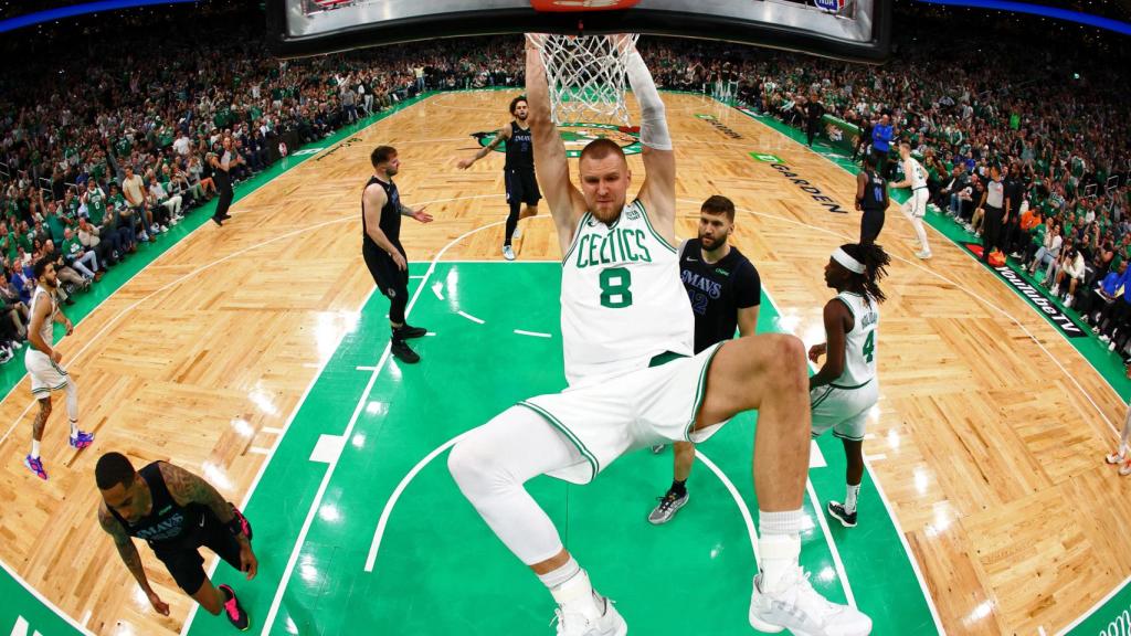 Porzingis machaca el aro en la final ante los Mavericks.