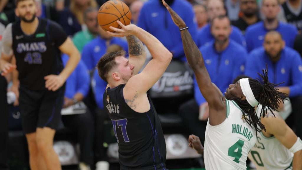Luka Doncic intenta un lanzamiento en la final ante los Celtics.
