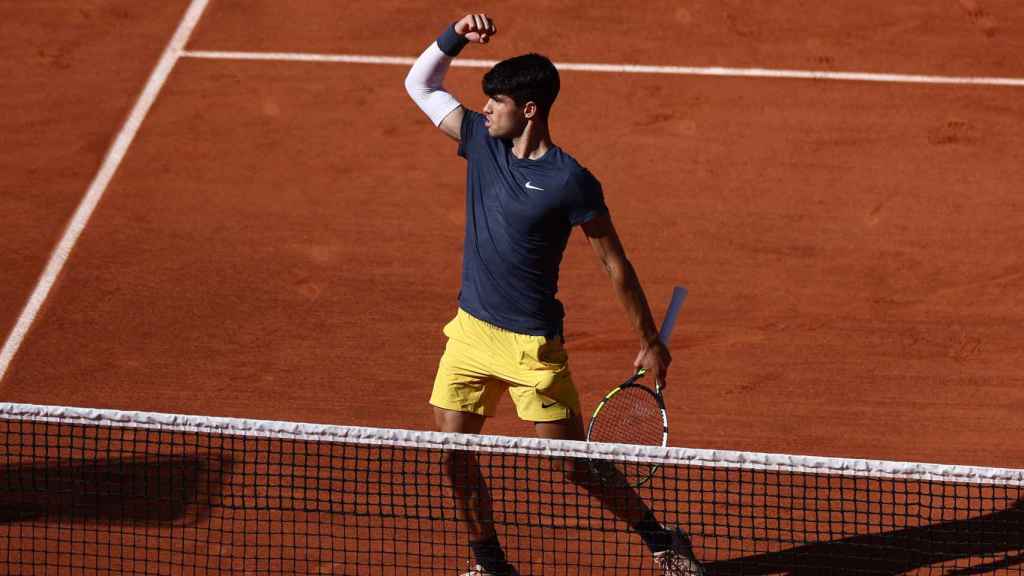 Alcaraz celebra su triunfo ante Sinner en Roland Garros.