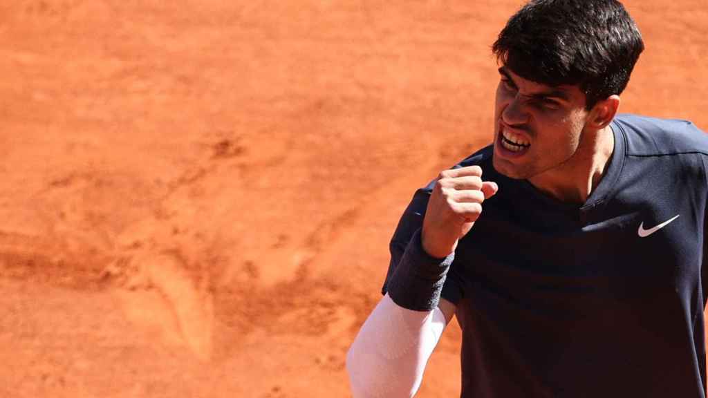 Carlos Alcaraz celebra un punto ante Jannik Sinner en las semifinales de Roland Garros
