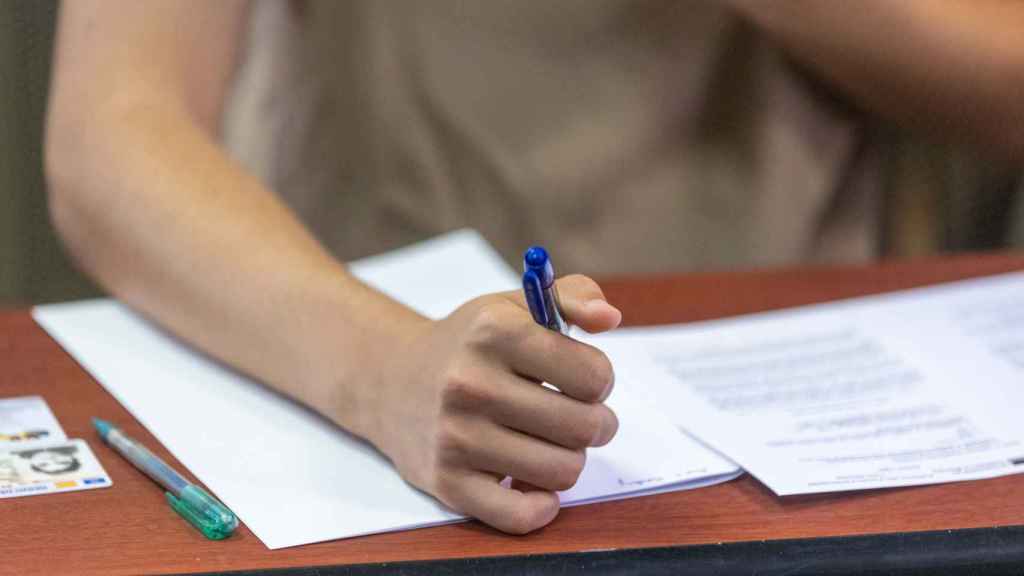 Un alumno haciendo un examen de la EvAU de Castilla-La Mancha. Foto: Javier Longobardo.