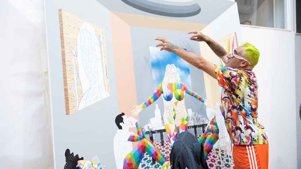 Okuda hablando de una obra en la que está trabajando.