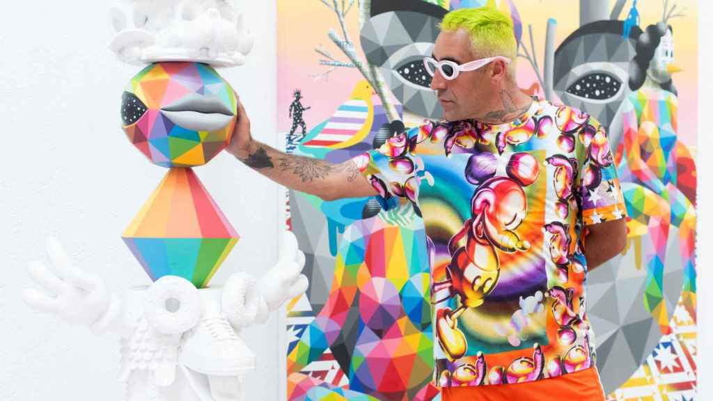 Okuda junto a una de sus obras expuestas en su taller.