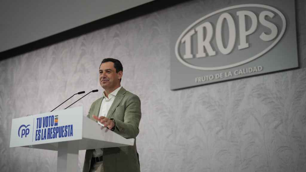 El presidente de la Junta de Andalucía, Juanma Moreno, en un acto en la cooperativa malagueña Trops.