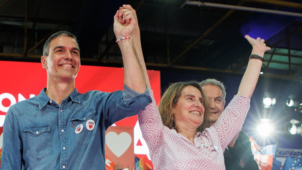 Teresa Ribera y Pedro Sánchez, con Zapatero al fondo, este viernes, en el cierre de campaña del 9-J, en Fuenlabrada.