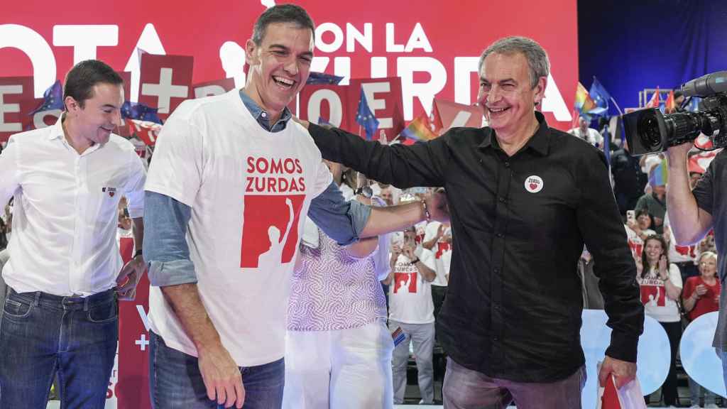 El presidente Pedro Sánchez viste una camiseta con el lema 'Somos zurdas', junto a Zapatero, antes de iniciar el mitin de cierre de campaña.