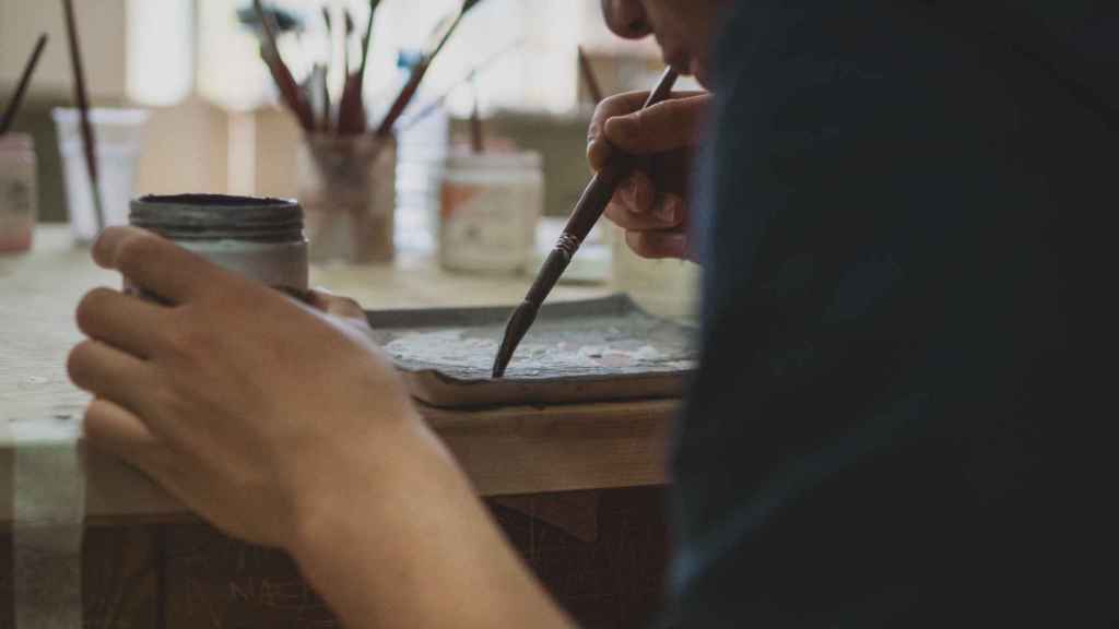 Uno de los dos menores que se encontraba en el taller de cerámica pintando una pieza.