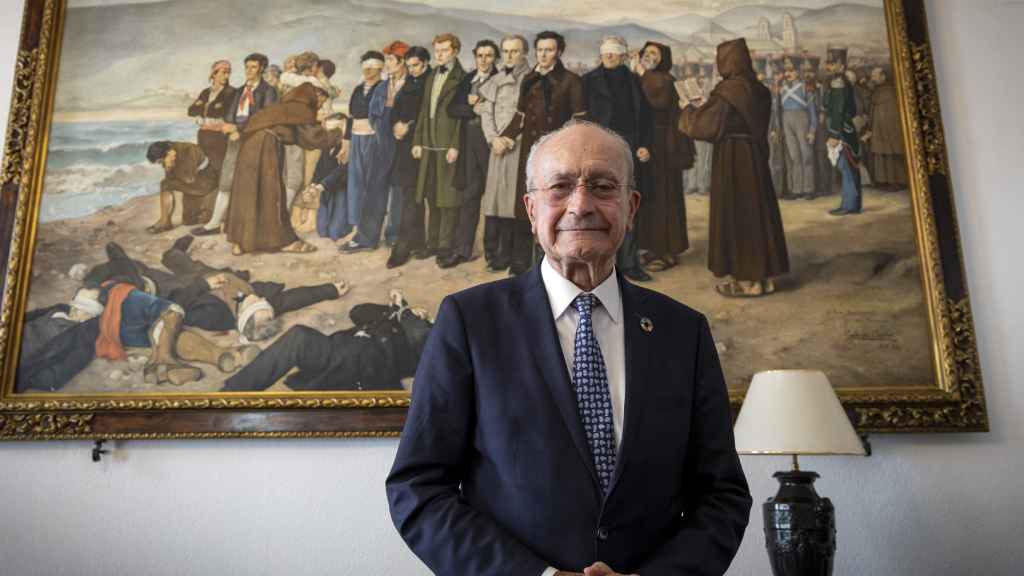 Francisdo de la Torre, alcalde de Málaga, junto al cuadro del fusilamiento de Torrijos.