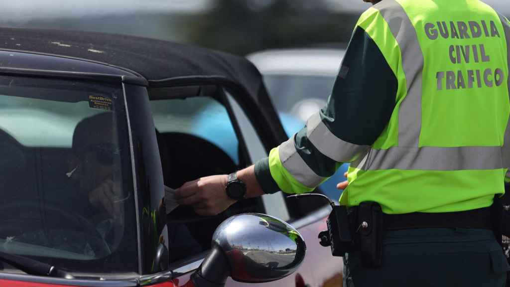 Imagen de archivo de un guardia civil con un conductor.