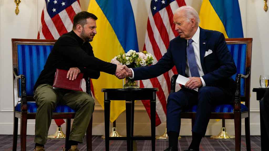 Zelenski (i) estrecha la mano de Biden (d) tras la reunión que ambos han mantenido en París.