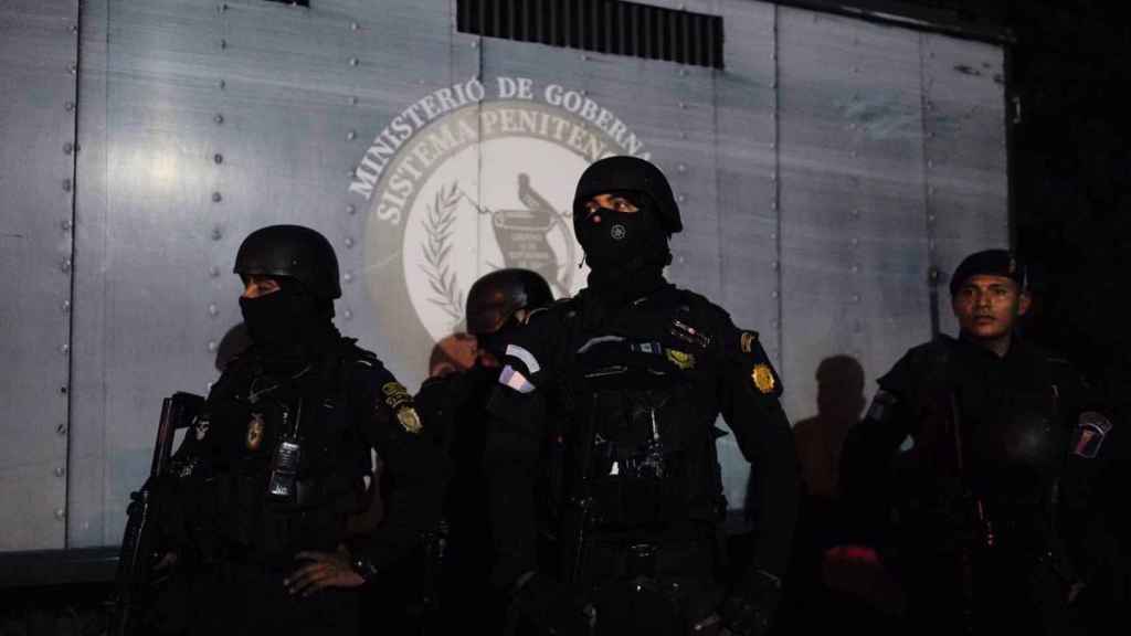Policías en Guatemala hacen un operativo en la cárcel El Infiernito.