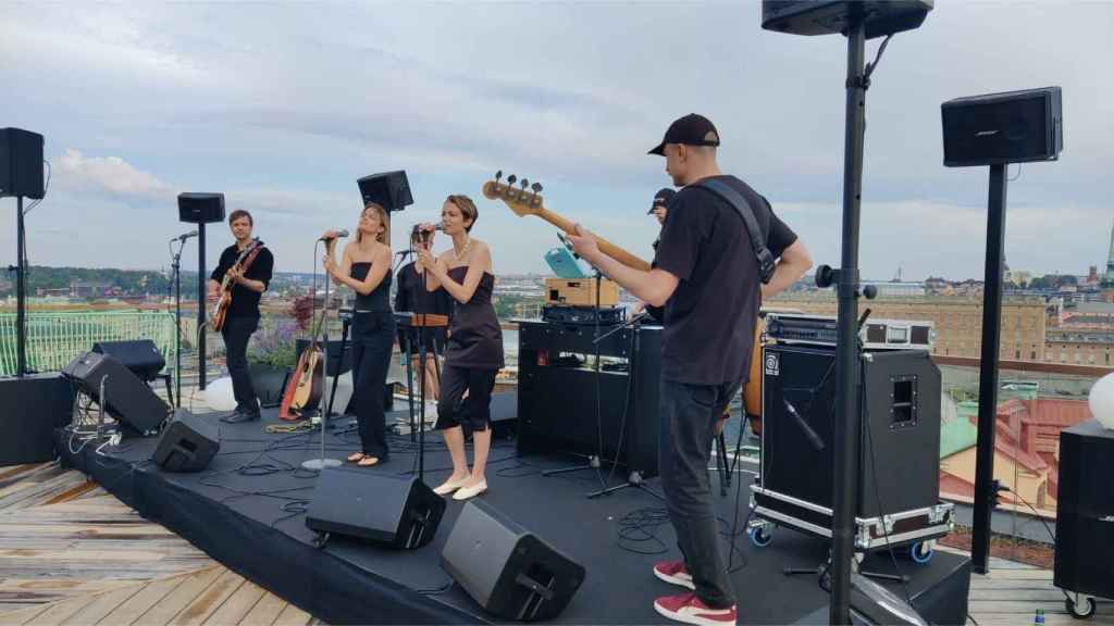 La banda sueca Say Lou Lou tocando en la azotea de la sede central de Spotify