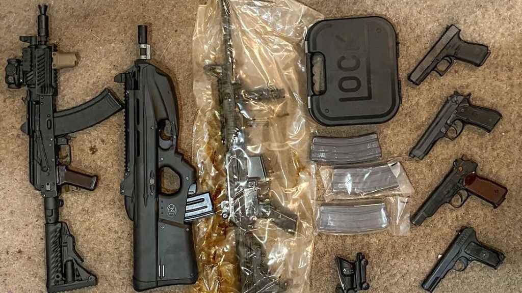 Modelos de las armas utilizadas por el ejército ucraniano y, según Moises, supuestamente robadas. Rifles de asalto FN F2000 Tactical y M4A1, Beretta M9 y Glock 19 Gen 5, donados por aliados. Aparecen también algunas pistolas soviéticas.