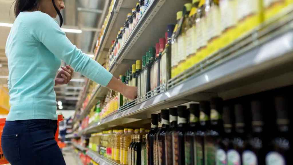 Imagen de archivo de aceites en el supermercado.