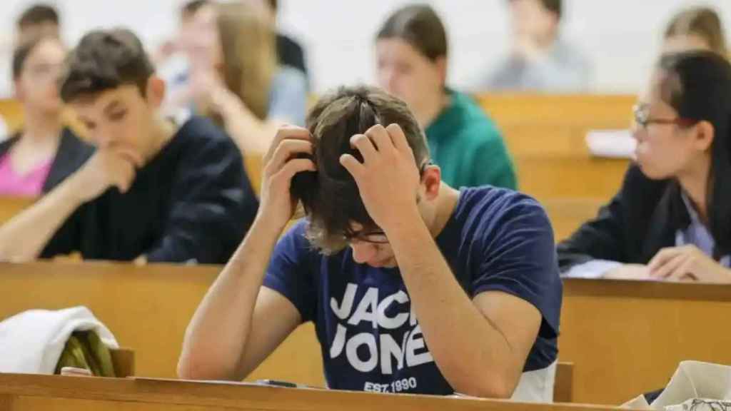 Alumnos examinándose de la EBAU. EE