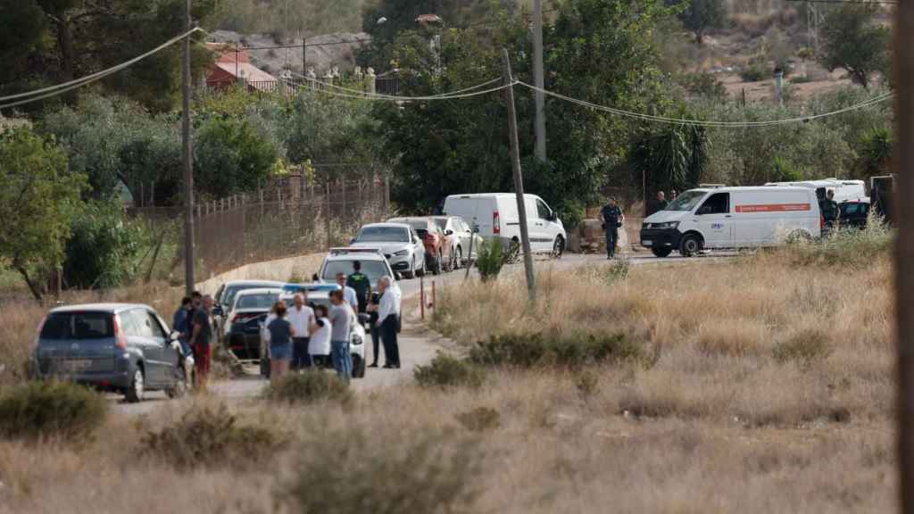 Vehículos de la Guardia Civil y de servicios fúnebres en el lugar de los hechos.