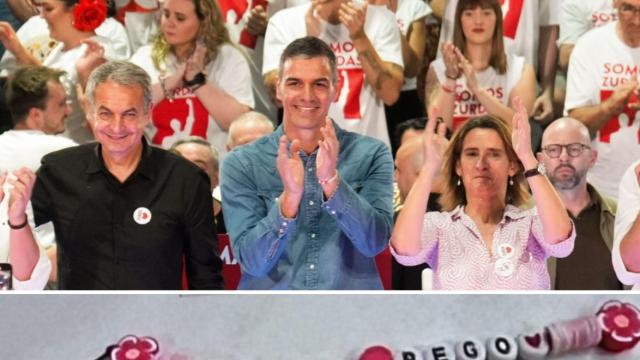 De izquierda a derecha: Zapatero, Pedro Sánchez y Teresa Ribera en el mitin de Fuenlabrada. Debajo, las pulseras que se han repartido en el acto.