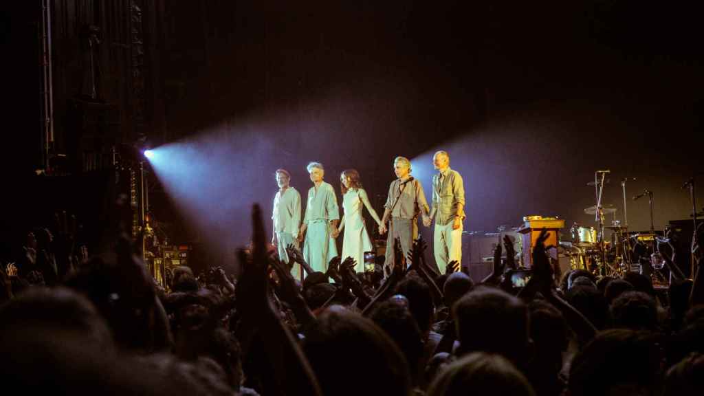 PJ Harvey y el resto de músicos saludan al final de su concierto de este viernes en Noches del Botánico. Foto: Martín Page