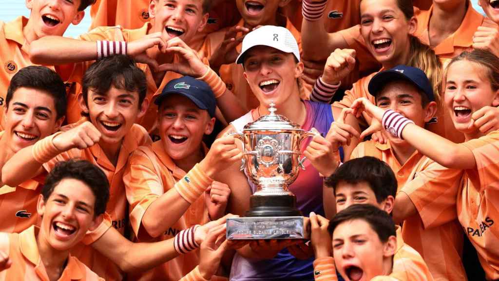 Iga Swiatek celebra su título de Roland Garros con los recogepelotas.